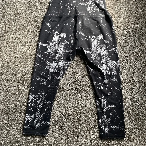 🖤 ALO Yoga Black and White Patterned Leggings 🖤 - Picture 3 of 6